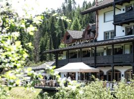 Hotel Bad Waldbrunn, hotel con alberca en Monguelfo-Tesido