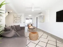 Aquamarine - modern & bright Huskisson townhouse
