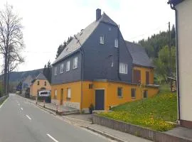 Ferienhaus in Bärenstein bei grünen Hügeln