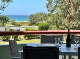 Fathoms 5 - 2BR beach resort apartment, hotel v destinaci Mollymook
