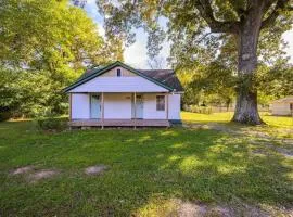 3 Bed 2 Bath Renovated Home Near The Lake