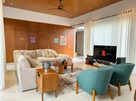New Spacious 4 bedrooms Family Villa with Skyline View