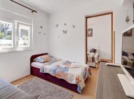 Holiday Home in Jasenice near Modrič Cave, Hotel in Rovanjska