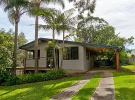 Lockhart Leafy Cottage - walk to Mollymook Beach