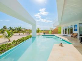 Waterfront Luxury Villa - 2 Private Pools, Own Boat & Captain, Free Shuttle, chalupa v destinaci San Pedro