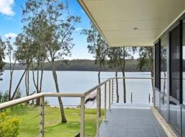 The Lake House - lakeside retreat w. pool & views