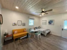 Beautifully Renovated Studio 2 Miles From Marina!