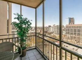 Downtown high-rise retreat near stadium w balcony