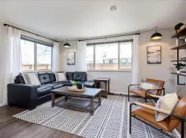 Modern Chic Retreat Near Mtns & Red Rocks Wifi