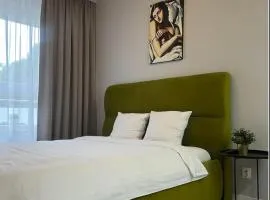 EUROPA22 "Apartament Delux" z wanną - CENTRUM MIASTA balkon z widokiem na park i staw z fontannami