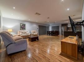 13 Home Close To Swan Valley In Brabham, villa in Henley Brook