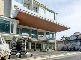 OYO 94723 Premium Legian Hotel