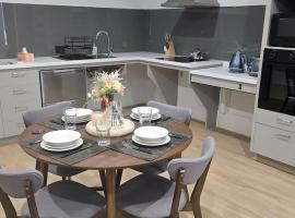Large Modern Coodanup Home โรงแรมในCoodanup