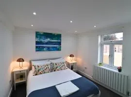 London Gorgeous Two Bedroom Apartment