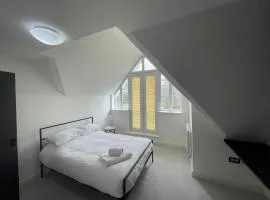 Modern and Stylish Penthouse Apartment next to Maidenhead Golf Course
