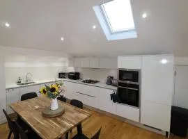 Maidenhead Stylish Three Bedroom Top Floor Apartment