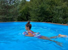 Вилно селище Паздерите, hotel com piscina em Apriltsi