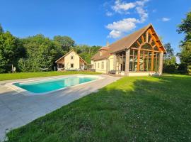 Villa de luxe, piscine chauffée & nature, Hotel in Vitrai-sous-lʼAigle