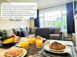 Abbots Langley에 위치한 골프 호텔 Potter's Escape-walking distance from The Studios!