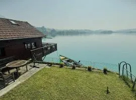 Rare petit chalet sur le lac barque à rames clim