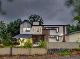 SaffronStays Fernshade - 3BR Khopoli retreat, patio, lawn picnics & riverside walks, quick Mumbai access via Atal Setu, hotel v destinácii Jambhulpāda