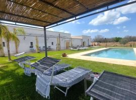 Charming farmhouse with pool near the sea, hotel i Borgagne