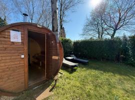 VELUWE RETREATS PUTTEN - Chalets with Huge Gardens and Private Saunas on Park with Swimming Pool, Cafeteria and More Facilities, hotel i Putten