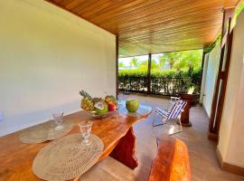 Lindo Flat Garden beira-lago e perto da praia, hotel in Guarajuba