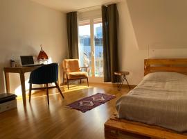Stylish Room and private bathroom in lakefront apartment, hotel com estacionamento em Zug