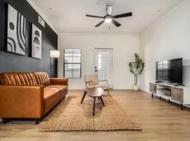Boulevard Stays Quiet Modern 1BR Pickleball Pool Parking Gym 01