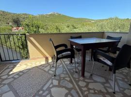 One bedroom apartment with two terraces in an orchard, Hotel in Mrljane