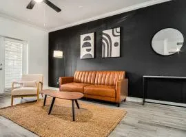 Boulevard Stays Quiet Modern 1BR Pickleball Pool Parking Gym 04