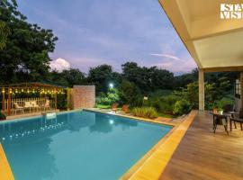 StayVista at FarmVille with Mountain View, Pool, hotel v destinácii Alibag