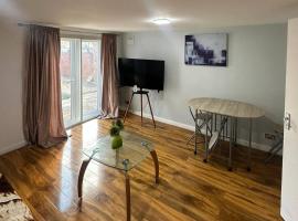 Cozy 1 Bed Apt Sleeps 4 with Garden Views, hotel in Hounslow
