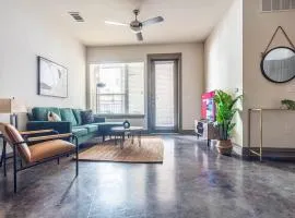 Boulevard Stays Luxurious 2BR King Suite Pool Parking Gym