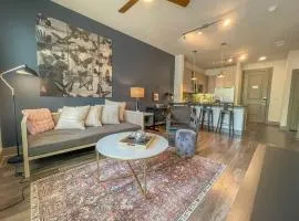 Boulevard Stays Dashing 1BR Suite Pool Parking Gym C