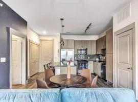Boulevard Stays Elegant 2BR Retreat Parking Gym Pool