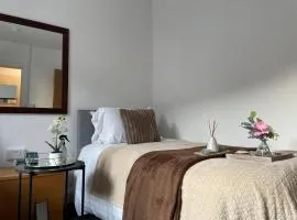 22 Guests - Edenderry Luxury Apartment Retreat