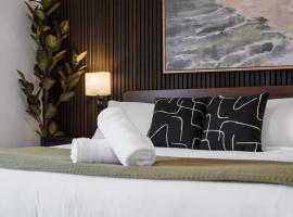 PFR Suites - Highland, 3BR 2BA Shadyside Condo, Penthouse Unit, 2 Decks, Off-Street Parking, 4th Floor Walkup, hotel in Pittsburgh