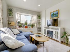 Walk to Beach and Shops Dtwn Anacortes Apartment!, Hotel in Anacortes