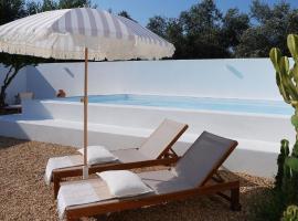 Refuge with pool, between Melides and Comporta, hotel en Grândola
