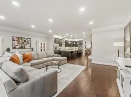 Mins To Annap Luxury Townhome