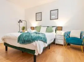 Cozy Ground Floor Getaway Stylish & Central 1BR