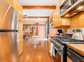 Unique Eastport Bungalow w Yard, viešbutis mieste Anapolis