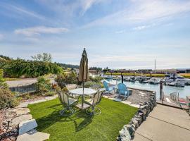 Waterfront Home with Dock and Hot Tub in Oak Harbor!, ξενοδοχείο με υδρομασάζ σε Oak Harbor