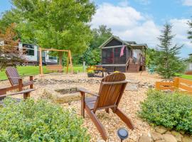 1 Mi to Tank Town USA Tiny Home with Pool Access!, mini casa em Morganton