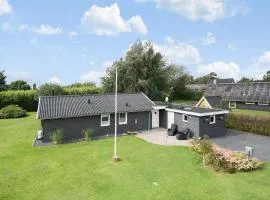 Cottage Close To The Beach