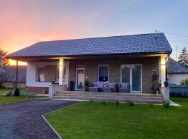 Rosemary Cottage, khách sạn có bồn tắm nóng ở Solt