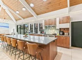 Artful Stay, Downtown, Spacious, LED Art, Hot Tub