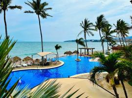 Los Picos Hotel & Suites Bucerias，布塞里亞斯的有熱水按摩池的飯店